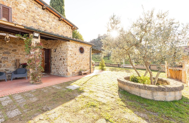 Country House 'Il Gugnolo - Casale In Val D'Orcia' with Private Terrace, Private Garden and Wi-Fi