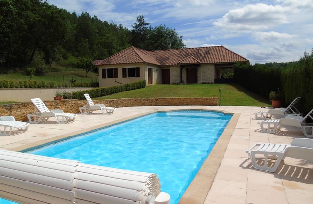 Country house with swimming pool close to tourist attractions