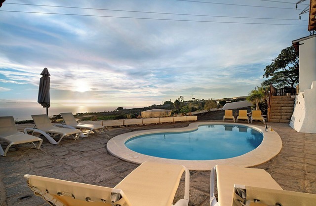 Country House "Biofinca Las Dulces Casa Medianeros" with Sea View, Shared Heated Pool & Wi-Fi