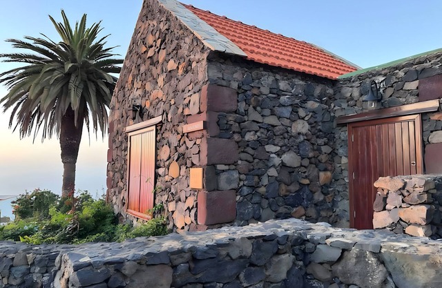 Country House 'El Almendro' with Sea Views, Shared Terrace and Wi-Fi