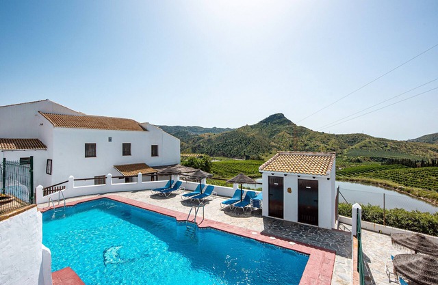 Country House 'El Tinao' with Lake View, Shared Pool and Wi-Fi