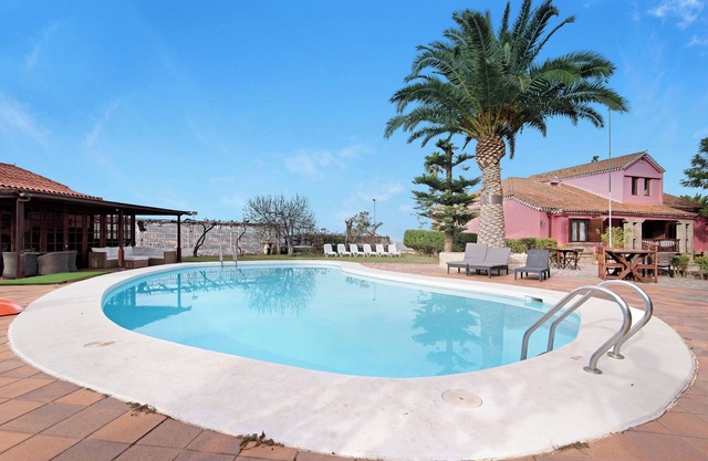 Country House 'Finca Madroñal' with Mountain Views, Wi-Fi and Air Conditioning