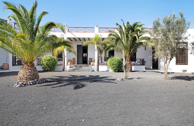 Country House 'Finca Emblemática - Nº3 Liria' with Mountain Views, Shared Pool and Wi-Fi