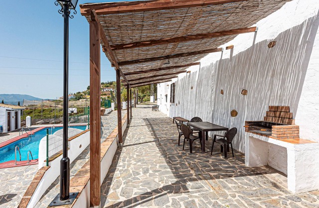 Country House 'La Yegueriza' with Lake View, Shared Pool and Private Terrace