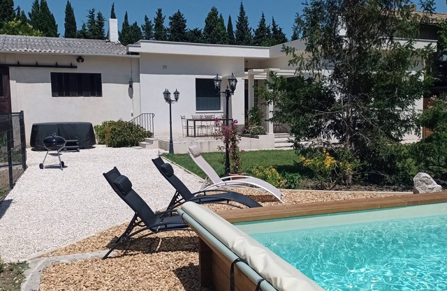 Country house with swimming pool and jacuzzi at the foot of the Alpilles mountains