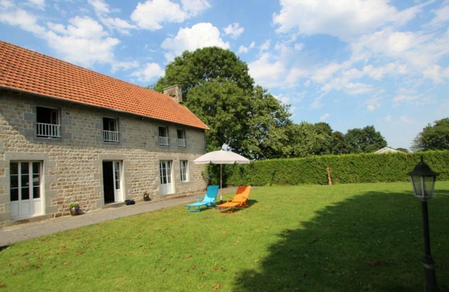 Country house with garden, barbecue, and Internet in Beslon