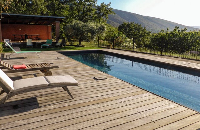 Country house with pool and views on the edge of the popular village of Bonnieux