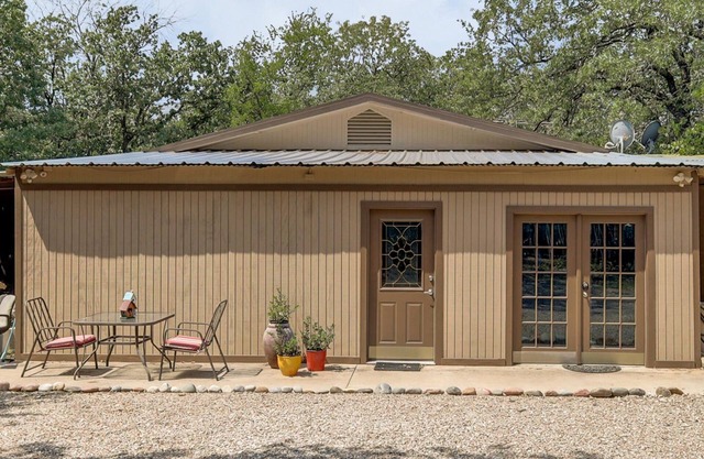 country living in a city. very close to DFW airport. in the heart of townn nnnn