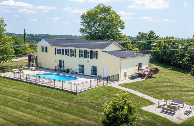 Country Lodge for 18, With Pool and Pond, Near Ark