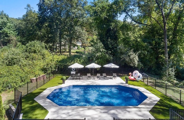 Country Retreat | Heated Saltwater Pool | BBQ | Fire Pit