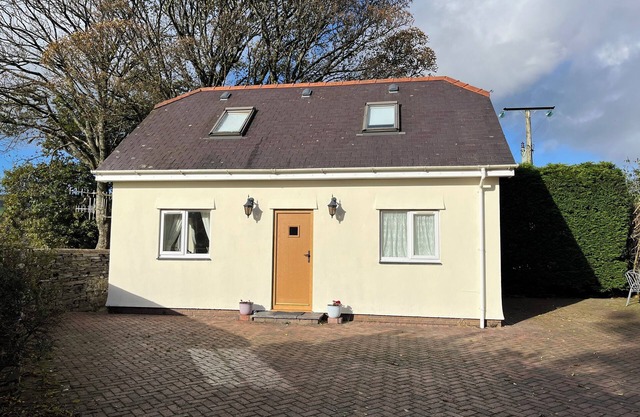COUNTRY VIEW, romantic, country holiday cottage in Penygroes