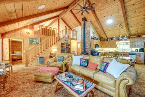 Countryside Views Family-Friendly Badger Cabin