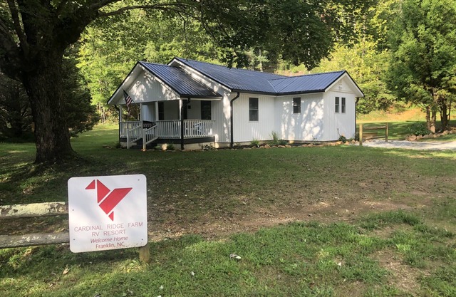 County Cottage Fully Renovated- close to everything!