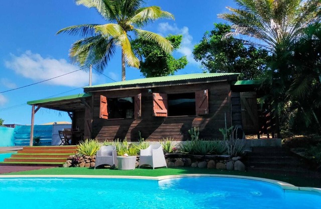 COUP DE COEUR: charming wooden bungalow with private pool