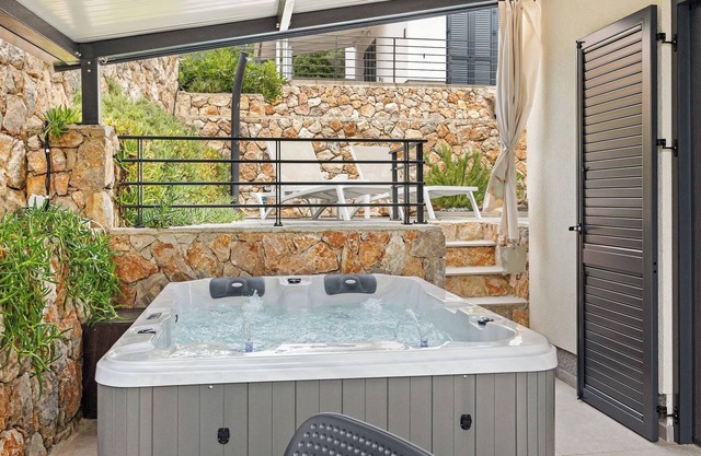 Couple's Vacation with Jacuzzi - Crepsa Paradise