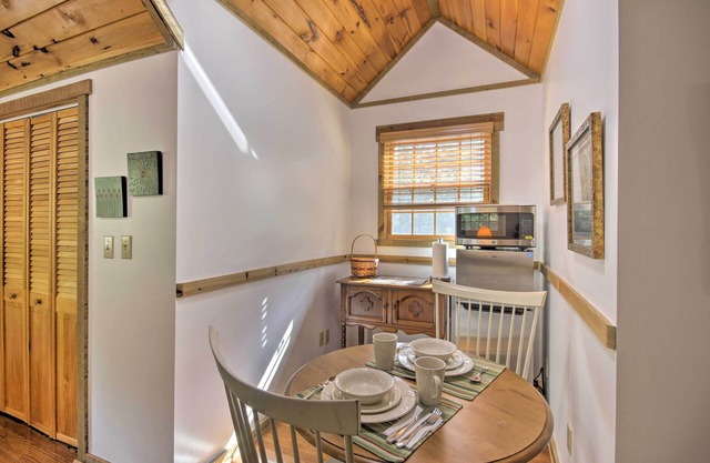 Couples Cabin - 5 Mi to DT Berkeley Springs!