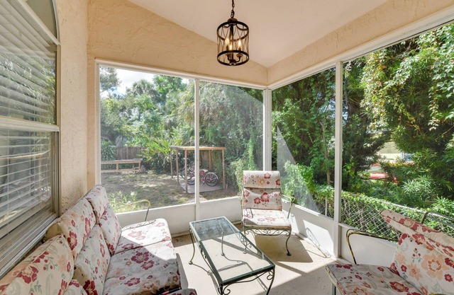 Couple’s Getaway Near Historic Downtown Venice!