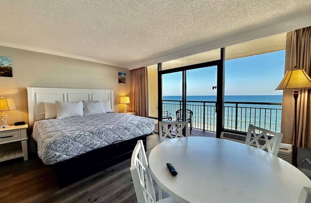Couples Paradise oceanfront 1br 812