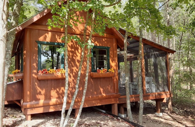 Couples Retreat with Charm and Hobby Farm/Hot Tub