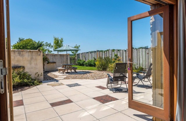 Courtyard Cottage - Three Bedroom House, Sleeps 6