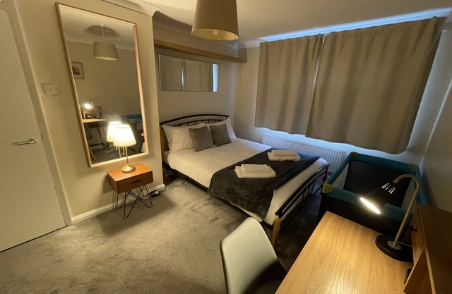 Cousy West London flat with King size bed and parking