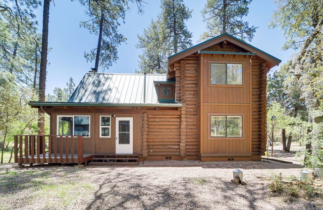 Covered Deck, Private Acreage: Log Cabin in Pine