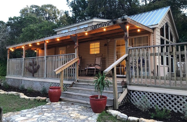 COWBOY CABIN with Lake Views - perfect for a weekend getaway