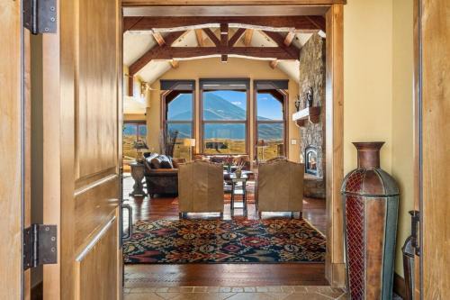 Cowboy Lake Lodge close to Chico, private pond