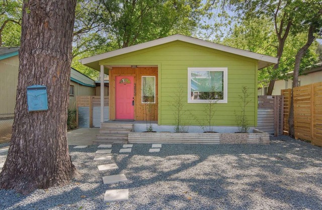 Cowboy Pool ✔️ Fenced Yard ❤️ Walk to BBQ & Breweries 🏛️ 4 min to Capitol & UT