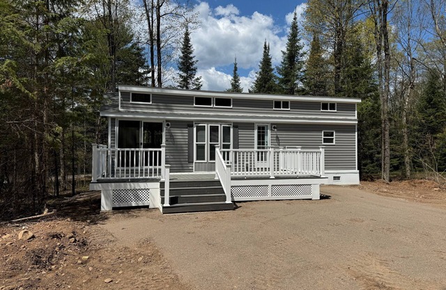 Cozy 1 1/2-bedroom, 4 Bed Tiny House with Gas Heat/AC, WiFi ATV/Snowmobile