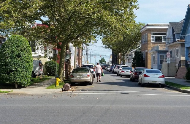 Cozy 1/1 condo 2 blocks from beach. $1,600 monthly rate October- April!