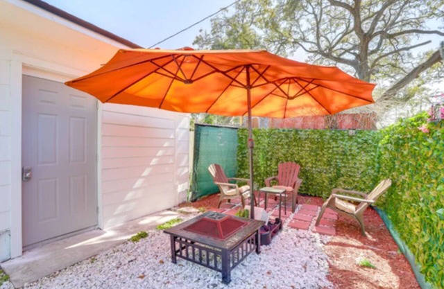 Cozy 1-bedroom apartment with carport and WiFi in phenomenal St. Petersburg