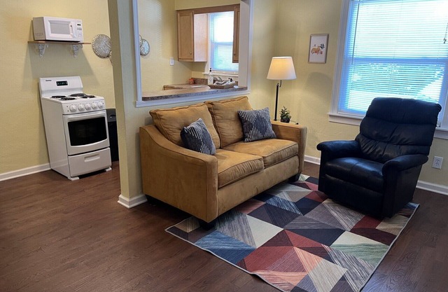 Cozy 1-bedroom apartment in safe area near downtown Seymour with AC, WiFi