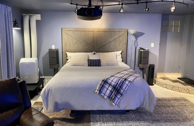 Cozy 1-bedroom apartment in delightful Orem with WiFi, AC and theater.