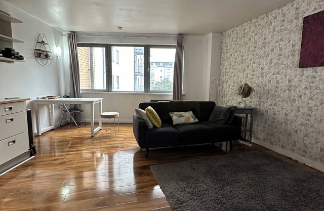 Cozy 1-bedroom condo in charming London with WiFi, gym, pool and free parking