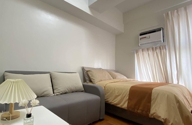 Cozy 1-bedroom condo in beautiful Makati with WiFi, Gym, Game room, Netflix