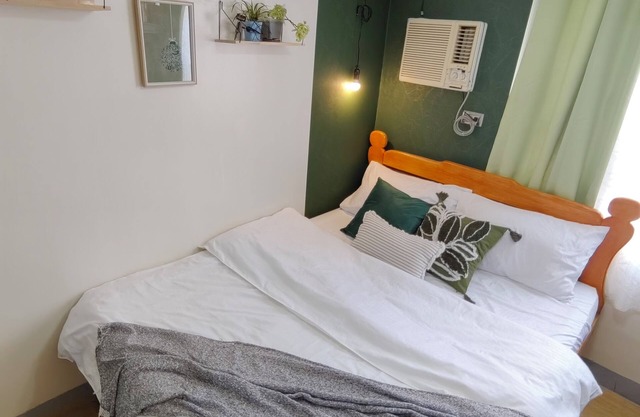 Cozy 1-bedroom condo Ridgewood Towers near BGC and Venice with WIFI- Grace Haven