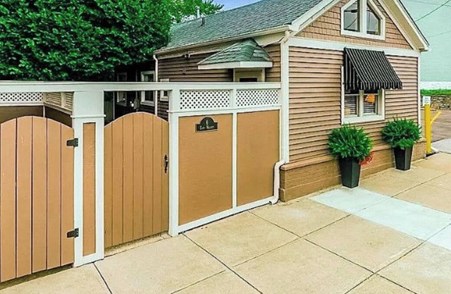 Cozy 1 bedroom cottage & bonus loft--dog friendly, close to Newport and Cincy!