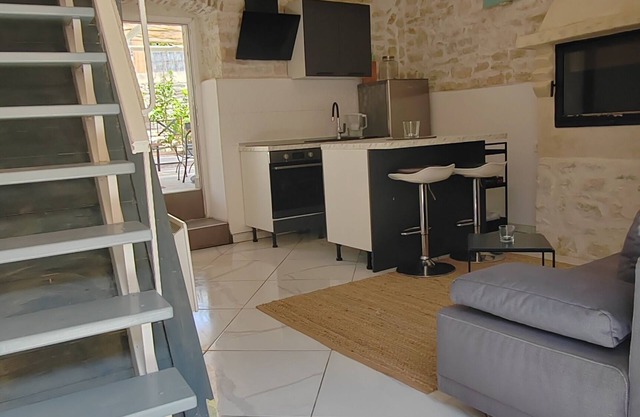 Cozy 1-bedroom cottage with AC, WiFi in charming Galižana