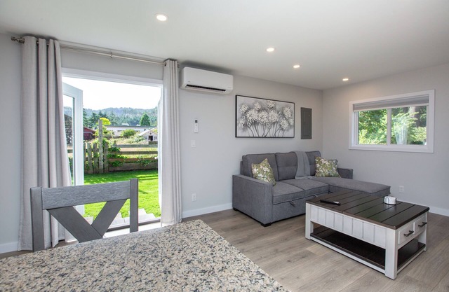 Cozy 1-Bedroom Retreat in the Heart of Langford