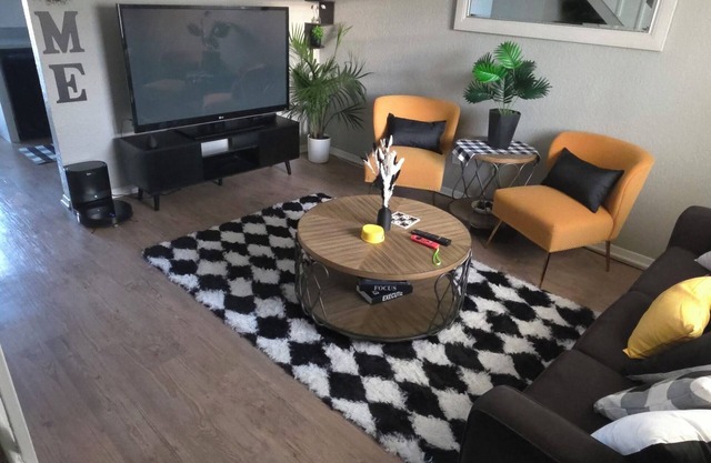 Cozy 1-bedroom townhome with AC, WiFi in charming Addison Sleeps 4