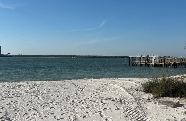 Cozy 1-bedroom condo with WiFi, AC in fabulous Fort Myers Beach