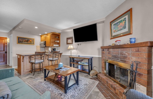 Cozy 1BDR w/Views - Free Parking, Near Bus Stop!