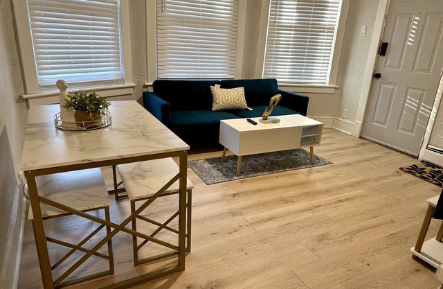 Cozy 1BR-1BA apartment in 1920’s multi-unit home in the Delaware neighborhood