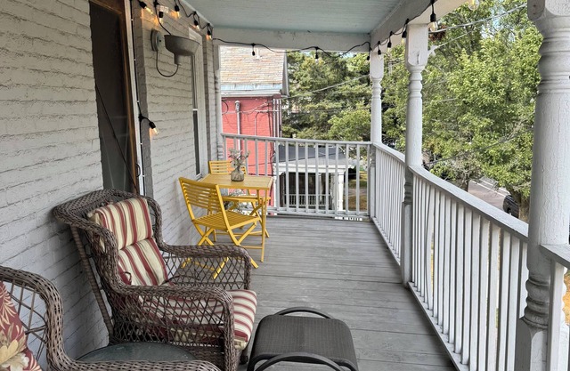 Cozy 1BR Apartment w/Balcony, 5 Min Walk to Church St & Lake Champlain