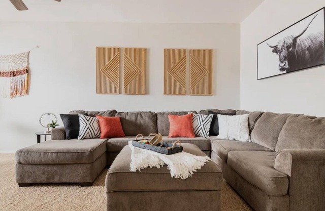 COZY 2/2 TOWNHOME, 6 MILES FROM DOWNTOWN COLORADO SPRINGS