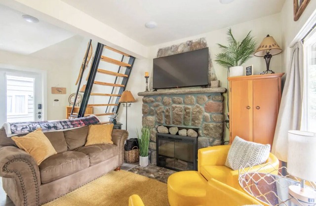 Cozy 2 bed 1 bath cottage + opt'l bunkhouse with bathroom, Wi-Fi, AC Hot Tub!