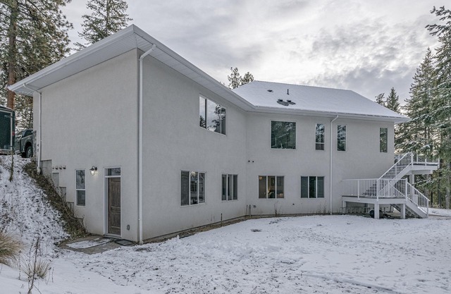 Cozy 2 bed/1 bath private suite on 5 acre farm close to Silver Star and Vernon.