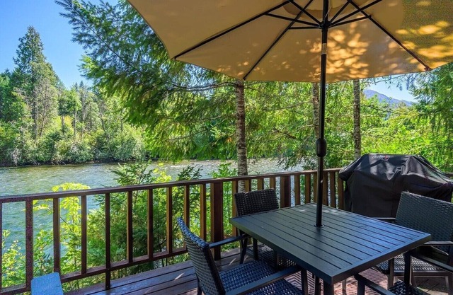 Cozy 2-bedroom, 2-full bath cabin in enchanting Blue River with AC