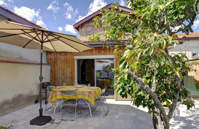 Cozy 2-bedroom accommodation with garden and terrace in Balbigny